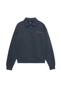 Mørkeblå langærmet pullover med krave, tre knapper, elastiske manchetter og rød kursiv "Specialogy" tekst på venstre bryst.