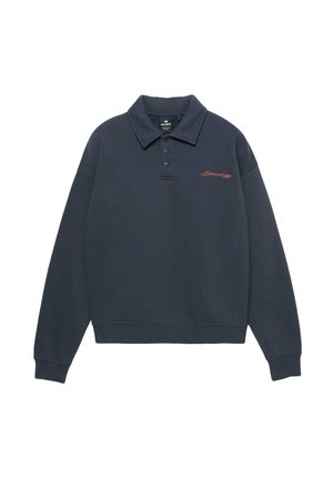 Ciemnogranatowy długi sweter z kołnierzykiem, trzema guzikami, elastycznymi mankietami oraz czerwonym, kursywą napisanym tekstem "Specialogy" na lewej piersi.