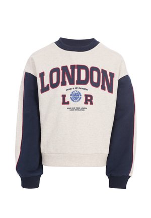 Sweater met ronde hals, beige lijf, donkerblauwe mouwen en rode en donkerblauwe "LONDON" tekst en afbeelding op de voorkant.