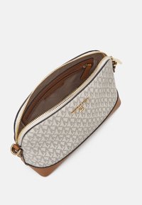 MICHAEL Michael Kors JET CHARM DOME - Taška cez plece - vanilla/acorn