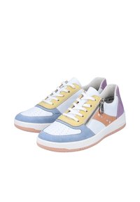 Witte en pastelgekleurde sneaker van leer en suède. Heeft gele, blauwe en roze accenten, een geperforeerde neus en een zijrits.