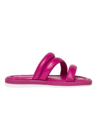 Sandale slide rose vif avec trois brides matelassées et une semelle blanche, vue de côté sur fond blanc.