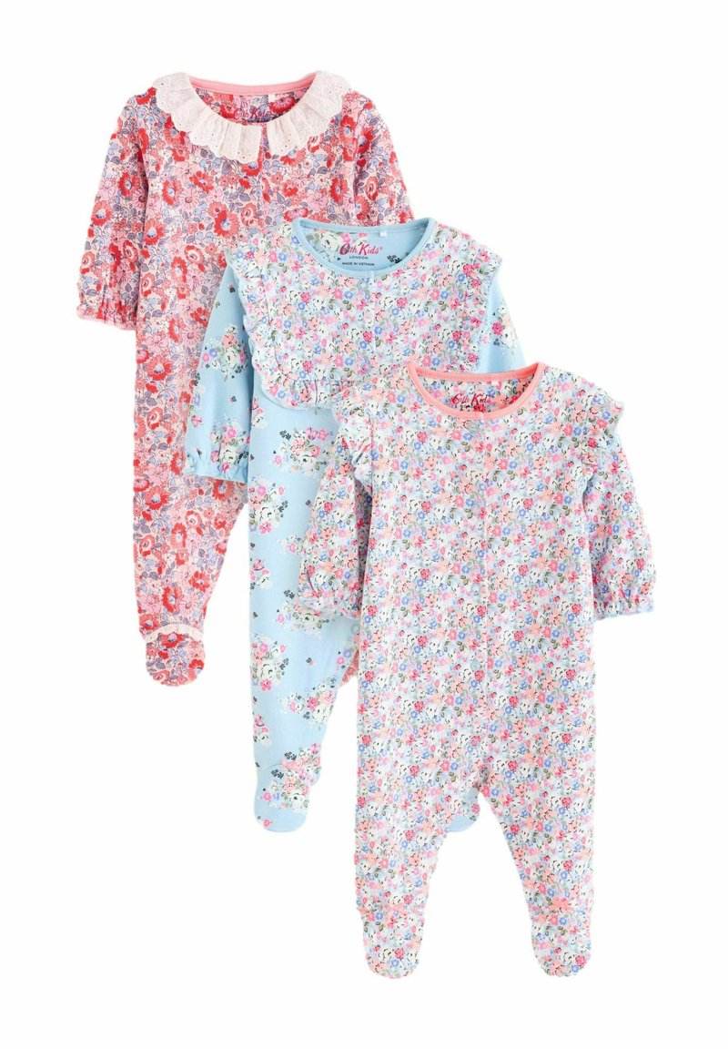 Drei Kinder-Overall: einer aus pinkem Blumenmuster, einer in Hellblau mit Rüschen und einer in Weiß mit buntem Blumenmuster, alle aus weicher Stoff gefertigt.