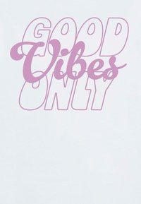 En hvid baggrund viser teksten "GOOD" og "ONLY" i fed, omridsfont, og "Vibes" i en lyserød kursiv stil, hvilket skaber en lagdelt effekt.