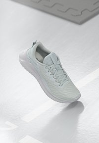 FLUXLITE II - Zapatillas de entrenamiento - moon/footwear white