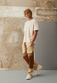 Puma CLASSICS TEE - T-paita - granola