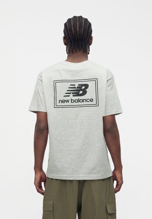 New Balance, UNISEX - T-shirts print - athletic grey