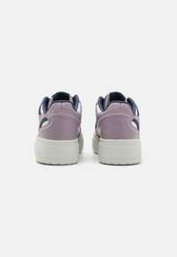 adidas Originals FORUM XLG - Tenisky - crystal white/night indigo/preloved fig