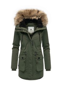 Parka verde impermeabile con cappuccio in pelliccia sintetica. Presenta due tasche frontali, vita regolabile con coulisse e polsini elasticizzati. Chiusura anteriore con zip e cappuccio regolabile.