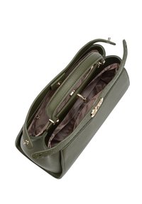 Borsa strutturata verde oliva in pelle texturizzata, con un interno rosa chiaro, accessori in oro e manici doppi per il trasporto.