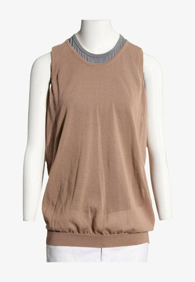 Haut en maille marron clair sans manches avec encolure arrondie superposé à une chemise grise, présenté sur un buste de mannequin blanc.