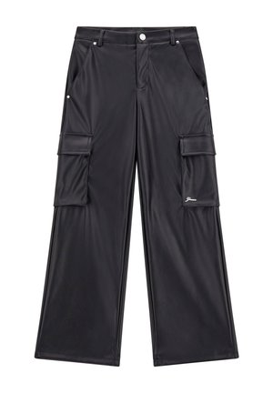 Schwarze Cargo-Hose aus glänzendem Material. Mit weitem Bein, zwei Seitentaschen und dekorativen Akzenten. Verschluss mit silberner Knopf.