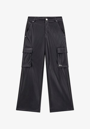 Schwarze Cargo-Hose aus glänzendem Material. Mit weitem Bein, zwei Seitentaschen und dekorativen Akzenten. Verschluss mit silberner Knopf.