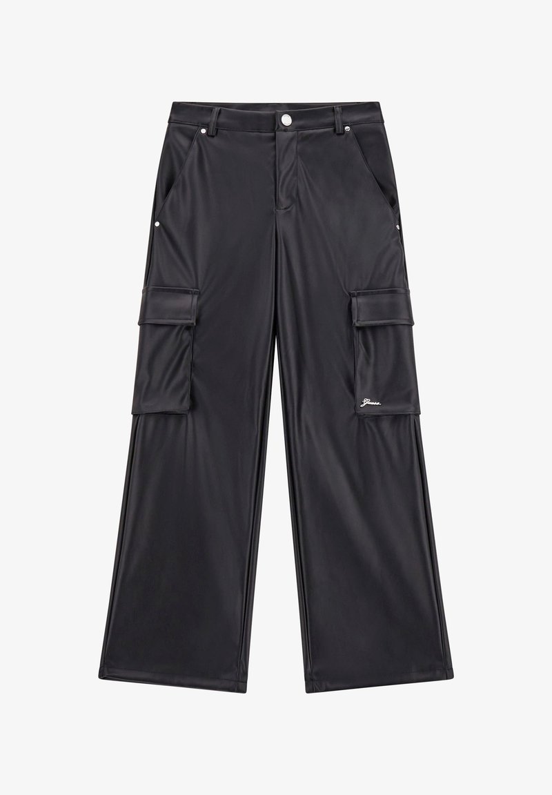 Czarne spodnie cargo z błyszczącego materiału. Posiadają szerokie nogawki, dwie boczne kieszenie i dekoracyjne akcenty. Zapięcie na srebrny guzik.