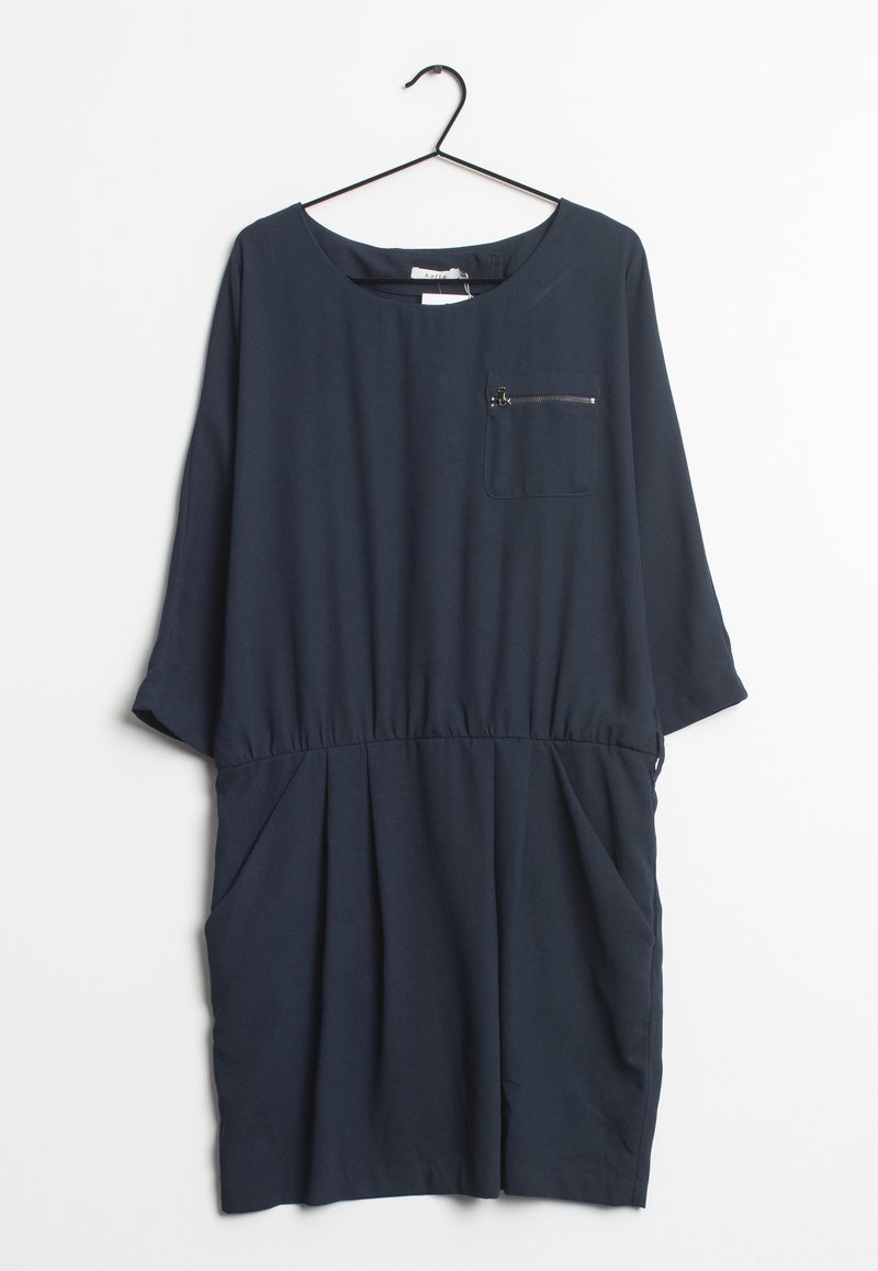 Robe bleu marine à coupe décontractée, col rond, manches courtes, taille élastique et poche poitrine avec un petit détail zippé.