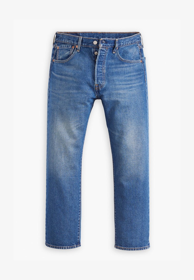 Jean en denim bleu, design à jambe droite, avec un délavage visible, fermeture par bouton et zip, cinq poches et accents de couture orange.