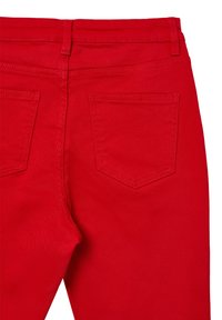 Rote Jeans aus Denim mit einfachem Rückendesign, zwei aufgesetzten Taschen und einer glatten Textur, ergänzt durch sauber vernähte Nähte.