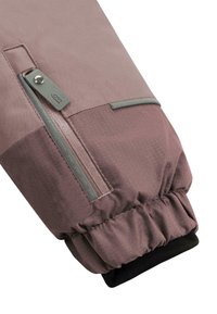 Lila Jackenärmel mit einer grauen Reißverschlusstasche und einem gerafften elastischen Abschluss mit einem schwarzen Innenfutter. Glatte Stofftextur.