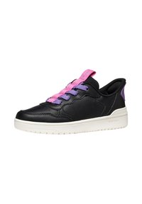 Zapatilla de cuero negra con cordones púrpuras y rosas, un collar acolchado y una suela de goma blanca. Presenta una etiqueta de logo en la lengüeta.