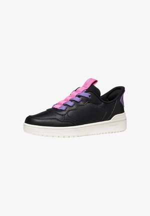 Baskets en cuir noir avec des lacets violets et roses, un col rembourré et une semelle en caoutchouc blanc. Présente un badge logo sur la languette.