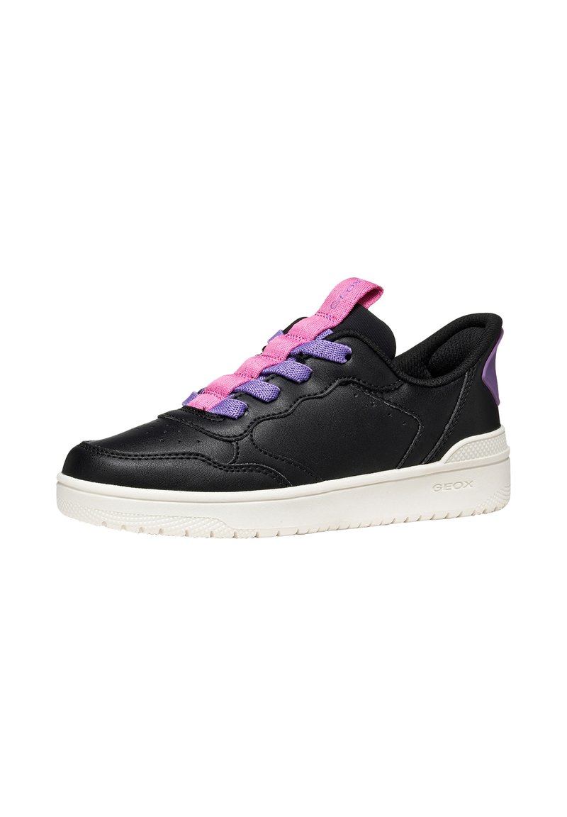 Zapatilla de cuero negra con cordones púrpuras y rosas, un collar acolchado y una suela de goma blanca. Presenta una etiqueta de logo en la lengüeta.