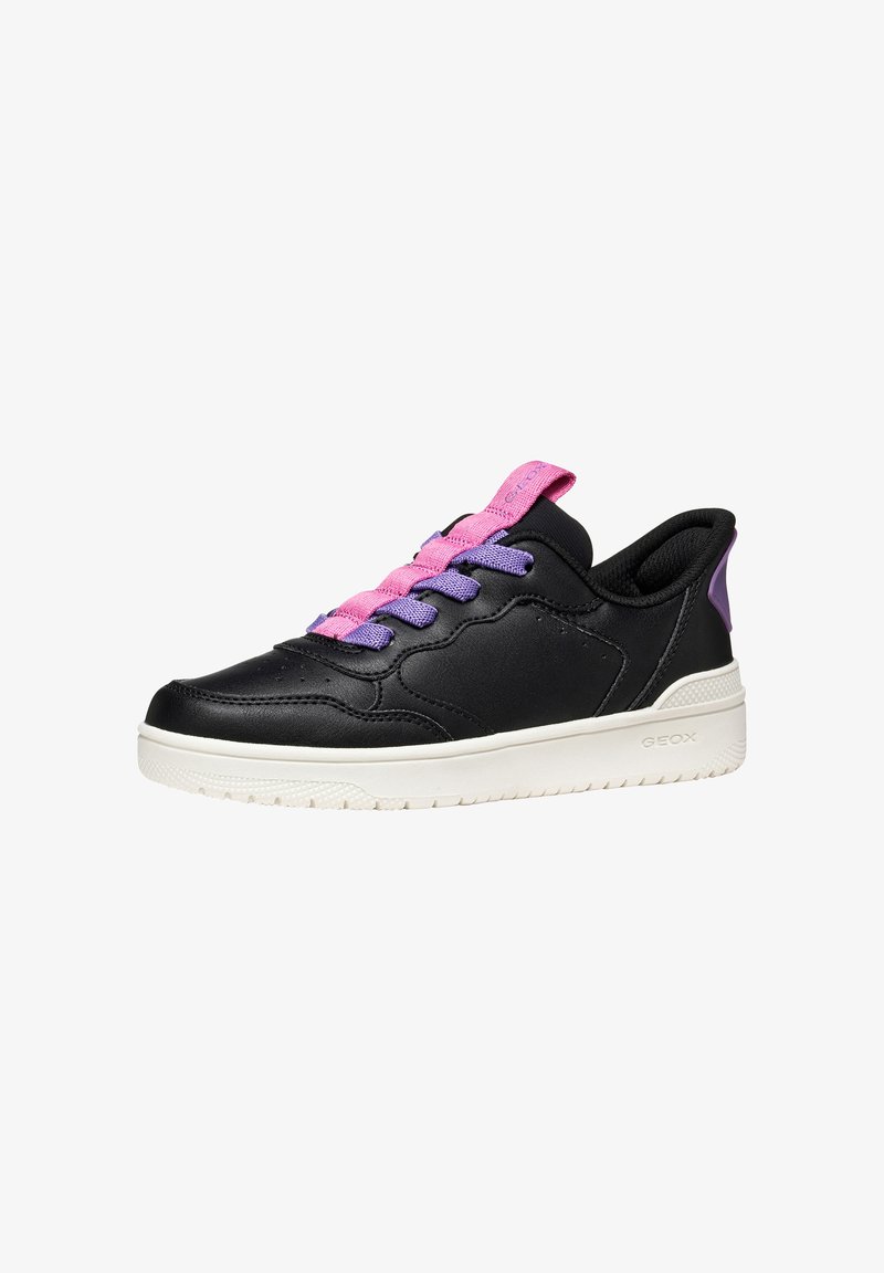 Zapatilla de cuero negra con cordones púrpuras y rosas, un collar acolchado y una suela de goma blanca. Presenta una etiqueta de logo en la lengüeta.