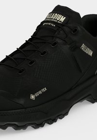 Μαύρο πεζοπορικό παπούτσι Palladium Gore-Tex με υφασμάτινο πάνω μέρος, κορδόνια και ανθεκτική σόλα για χρήση σε εξωτερικούς χώρους.