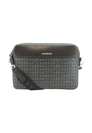 Sac en bandoulière en cuir noir avec un motif répétitif du logo "CHABRAND", quincaillerie en acier inoxydable et bandoulière ajustable. Forme rectangulaire plate.