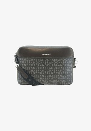 Sac en bandoulière en cuir noir avec un motif répétitif du logo "CHABRAND", quincaillerie en acier inoxydable et bandoulière ajustable. Forme rectangulaire plate.