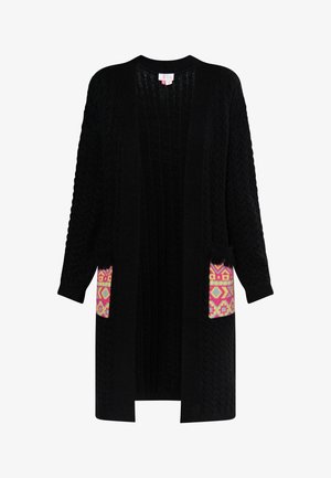 Pikk must kardigan, millel on tekstuuriga kudumine, ja millel on kaks küljetaskut, mis on kaunistatud roosa ja kollase värviga geomeetriliste aktsentidega.