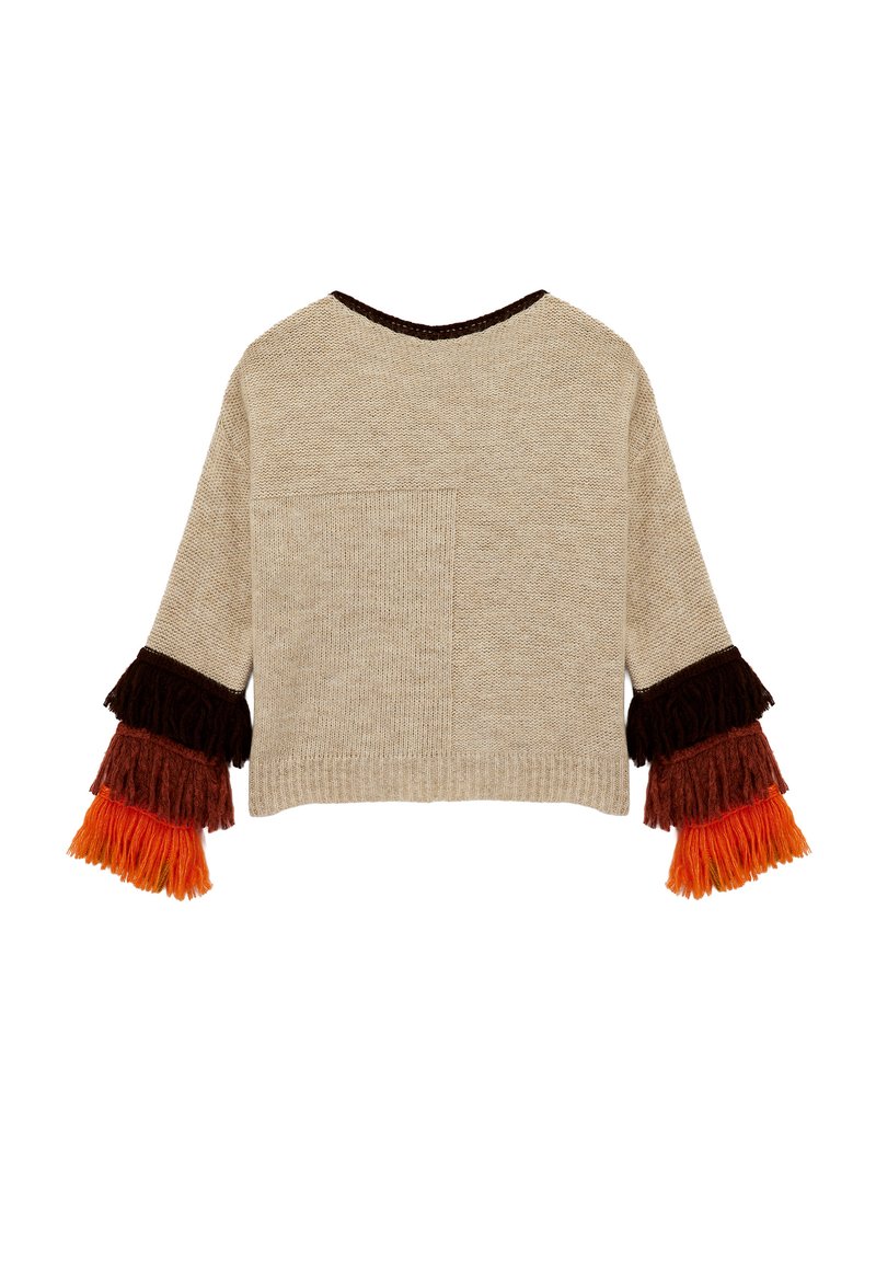 Pull beige avec des manches longues à franges multicolores en orange, rouge, marron et noir. Il présente une poche à l'arrière et un col rond.