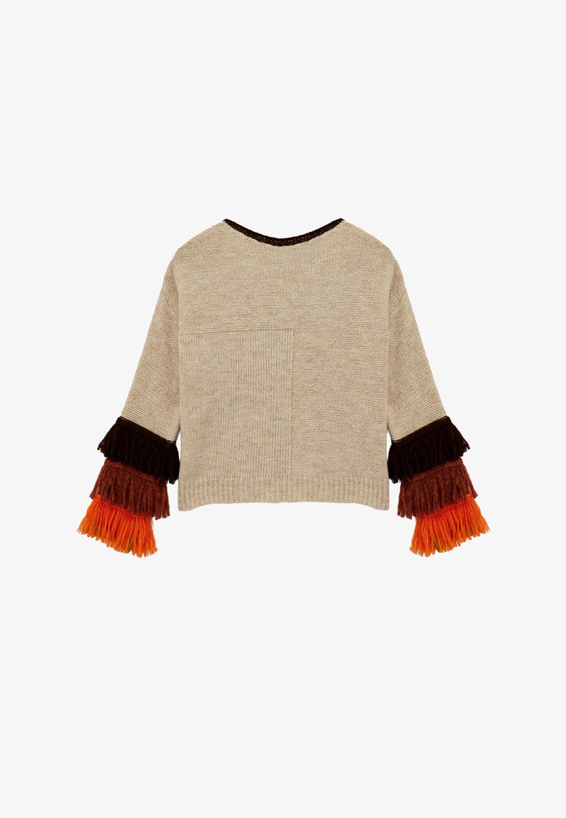 Beige Pullover mit langen, mehrfarbigen Fransenärmeln in Orange, Rot, Braun und Schwarz. Verfügt über eine Rückentasche und einen runden Ausschnitt.