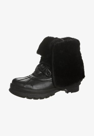 Botas de invierno negras forradas de pelo sintético con suela de goma, punta redondeada y puño plegable. Presentan una correa decorativa y detalles de costura.