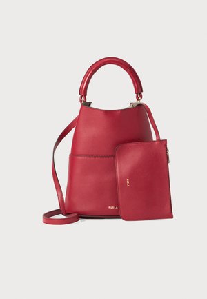 Rode leren emmer tas met een gladde afwerking, voorzien van een bovenhandvat, een verstelbare schouderband en een bijpassende sleuteltas. Gouden logo-accenten.