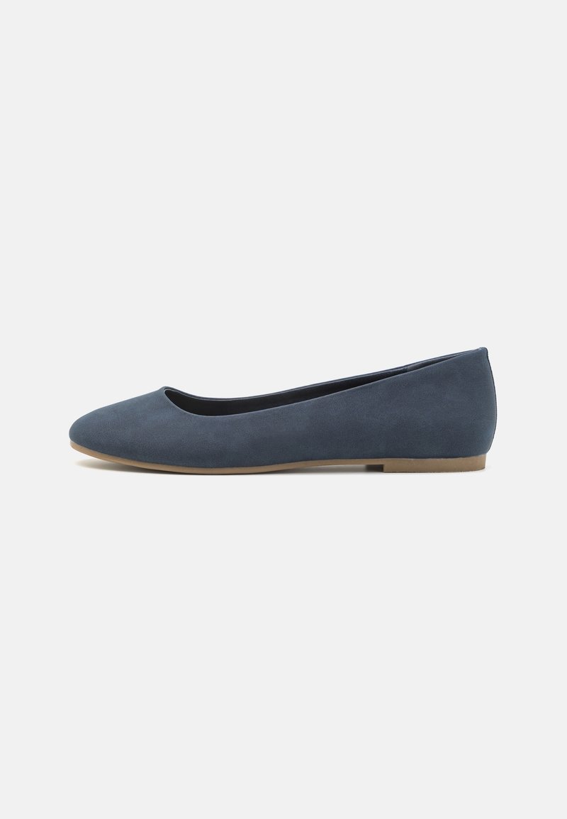Ballerine plate en daim bleu marine, à bout rond et semelle basse beige, vue de profil sur fond blanc.