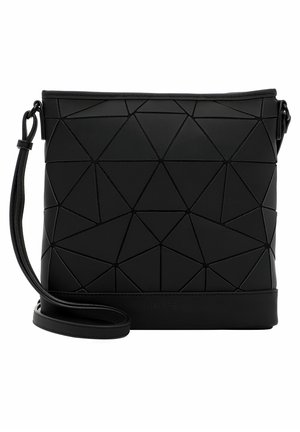 Sort crossbody-taske med geometrisk mønster, lavet af tekstureret syntetisk materiale med en justerbar rem og lynlåslukning.