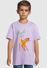 Tamsiai violetinė medvilninė marškinėliai su Bambi grafiką ir drugeliu, trumpomis rankovėmis ir apvaliu kaklu. Kasdienis siluetas, paprastas dizainas.