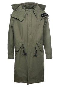 Parka verde oliva con colletto alto, coulisse regolabili in vita e all'orlo, due tasche frontali e dettagli in velcro sulle spalle.
