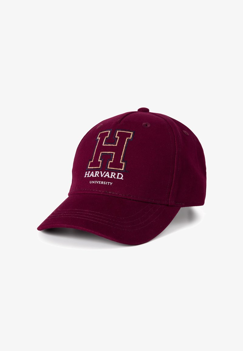 Bordowa czapka bejsbolowa z wypukłym haftowanym logo "H" oraz napisem "HARVARD UNIVERSITY". Posiada zakrzywiony daszek i regulowany pasek.
