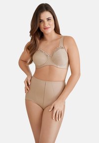 Beige beha met kantaccenten en een decoratieve strik in het midden, gecombineerd met hooggeremde, gladde, huidskleurige slipjes. Matte textuur.