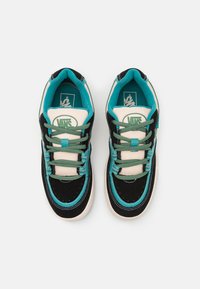 Crne suede tenisice s tirkiznim detaljima, kremasto bijelim vezicama, bijelim gumennim potplatima i Vans logotipom na jeziku i stranama.