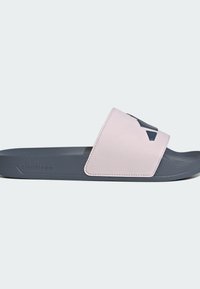 Sandały z paskiem w kolorze różowym, wykonanym z syntetycznych materiałów, i ciemnoszarym, gumowym podbiciem. Posiadają teksturowaną górę oraz subtelną markę na boku.