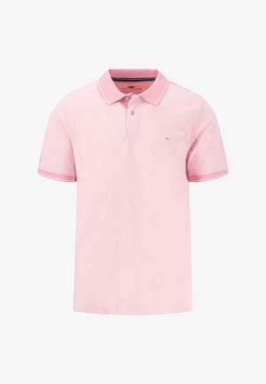 Polo de color rosa claro hecho de algodón. Cuenta con un collar clásico, tapeta de dos botones, mangas cortas y un pequeño logo en el pecho.