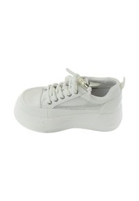 Biała platforma sneakers z grubą podeszwą, siateczkowym bocznym panelem, sznurowadłami zawiązanymi w kokardkę oraz ozdobnymi białymi koralikami przy górnych przelotkach.