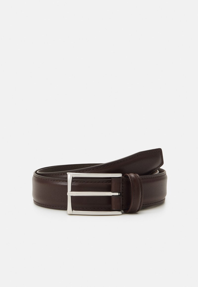 Cinturón de cuero marrón con un acabado suave, presenta una hebilla rectangular de metal plateado y un diseño clásico. Los bordes están cuidadosamente cosidos.