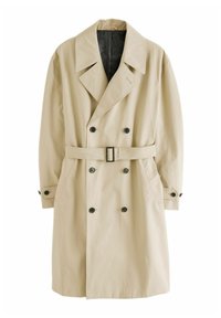 Trench-coat beige à double boutonnage avec un grand col, une taille ceinturée et des boutons noirs ; fabriqué à partir d'un tissu lisse avec un léger lustre.