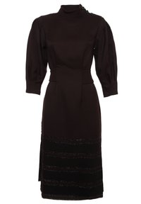 Robe midi marron foncé avec col montant, manches trois-quarts bouffantes, couture à la taille et rayures horizontales texturées près de l'ourlet.