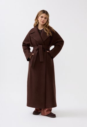 - Klasyczny płaszcz