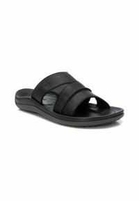 Chanclas negras con tres tiras de cuero horizontales, diseño de punta abierta y suela acolchada para mayor comodidad.