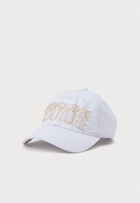 Fehér baseball sapka, az elején arany hímzett "VERSACE JEANS COUTURE" felirattal; hátul állítható pánt.